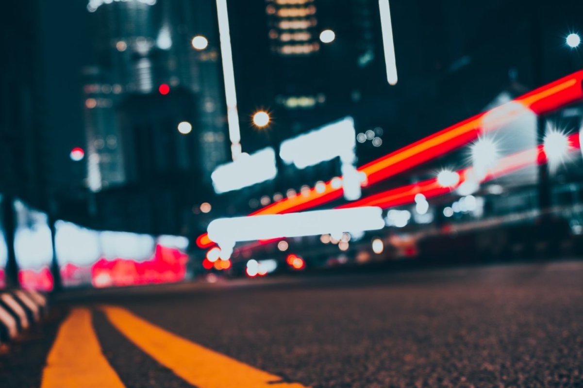 Kolumne Superhelden fliegen vor Straße bei Nacht