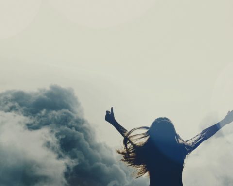 Poesie - Freiheit - Frau von Wolken umgeben