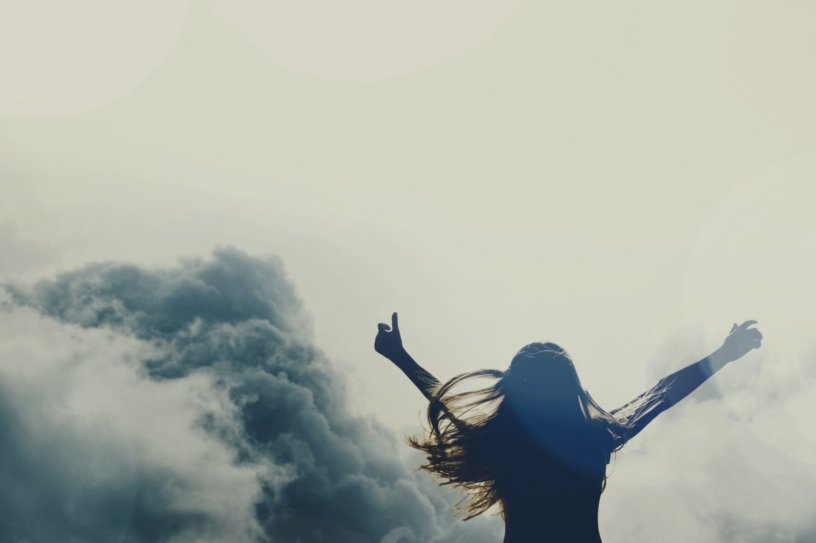 Poesie - Freiheit - Frau von Wolken umgeben